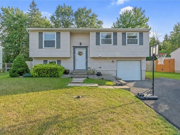 5013 Dahlia Circle , Liverpool, NY 13088