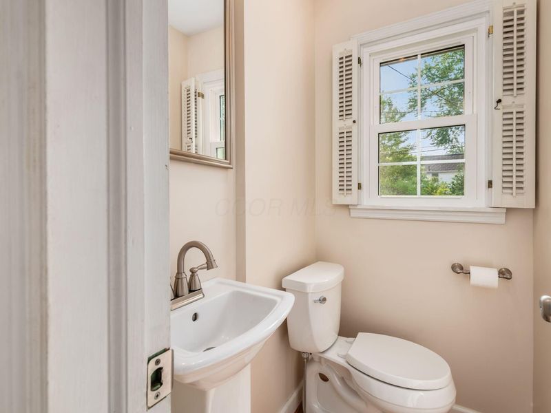 2559 Welsford Road, Columbus, OH 43221 Photo 14