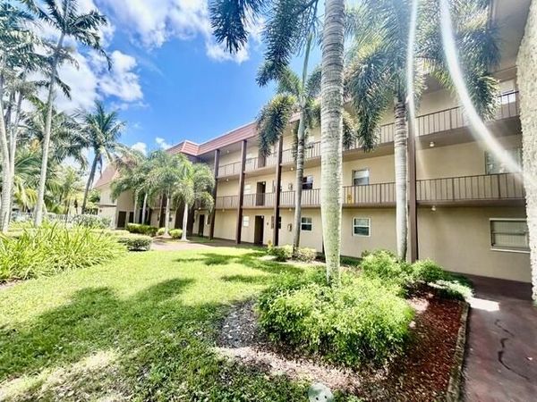 120 Sparrow Drive, Unit 115, Royal Palm Beach, FL 33411