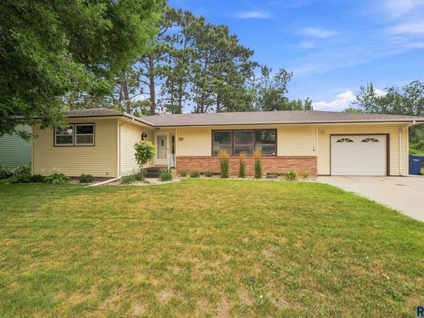 104 W 5th St, Dell Rapids, SD 57022