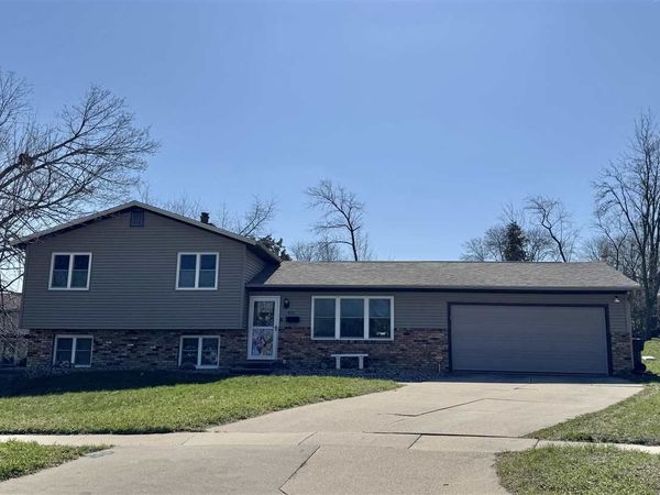 4112 Finch Ct NE, Cedar Rapids, IA 52402