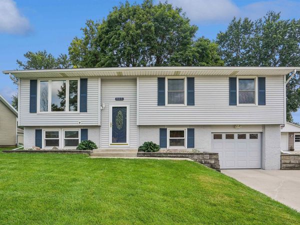 905 Lilac Lane, Cedar Falls, IA 50613
