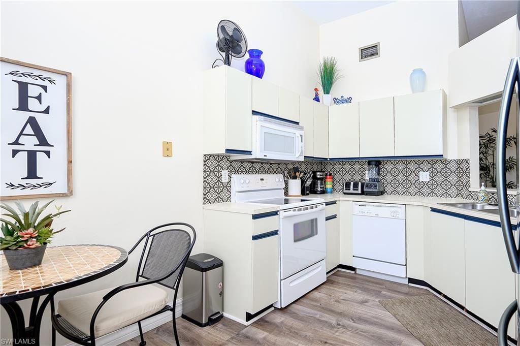 586 Beachwalk Cir, Unit O-305, Naples, FL 34108 Photo