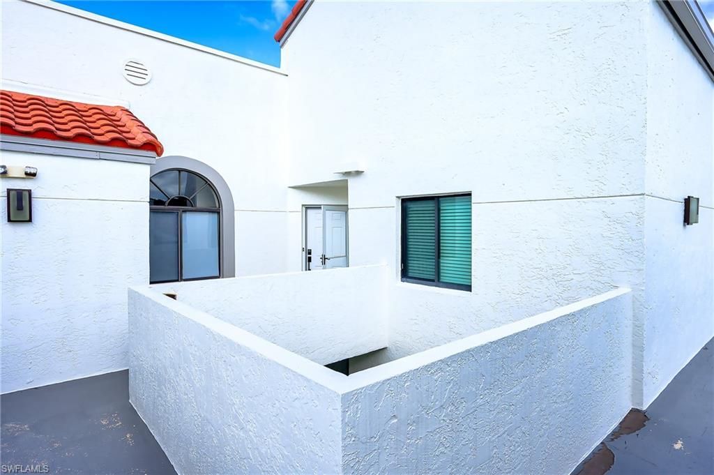 586 Beachwalk Cir, Unit O-305, Naples, FL 34108 Photo
