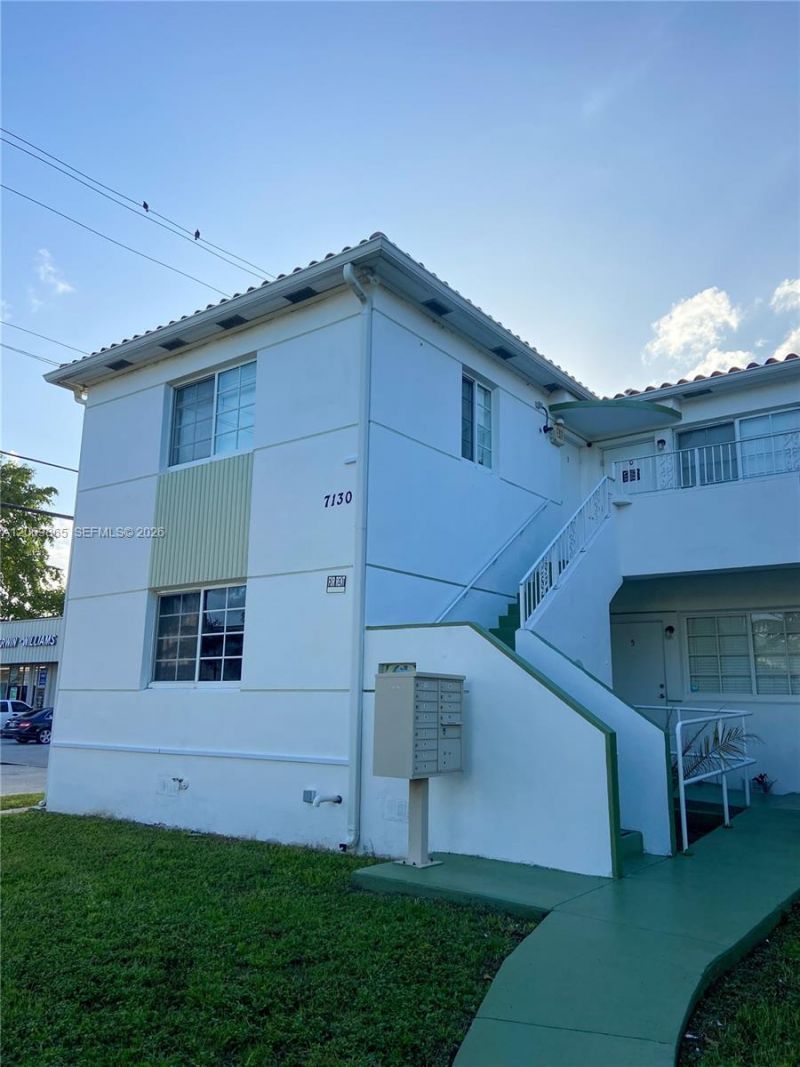 7130 Rue Versailles , Unit 10, Miami Beach, FL 33141 Photo