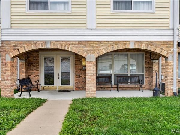 942 Guelbreth Lane, Unit 300, Creve Coeur, MO 63141
