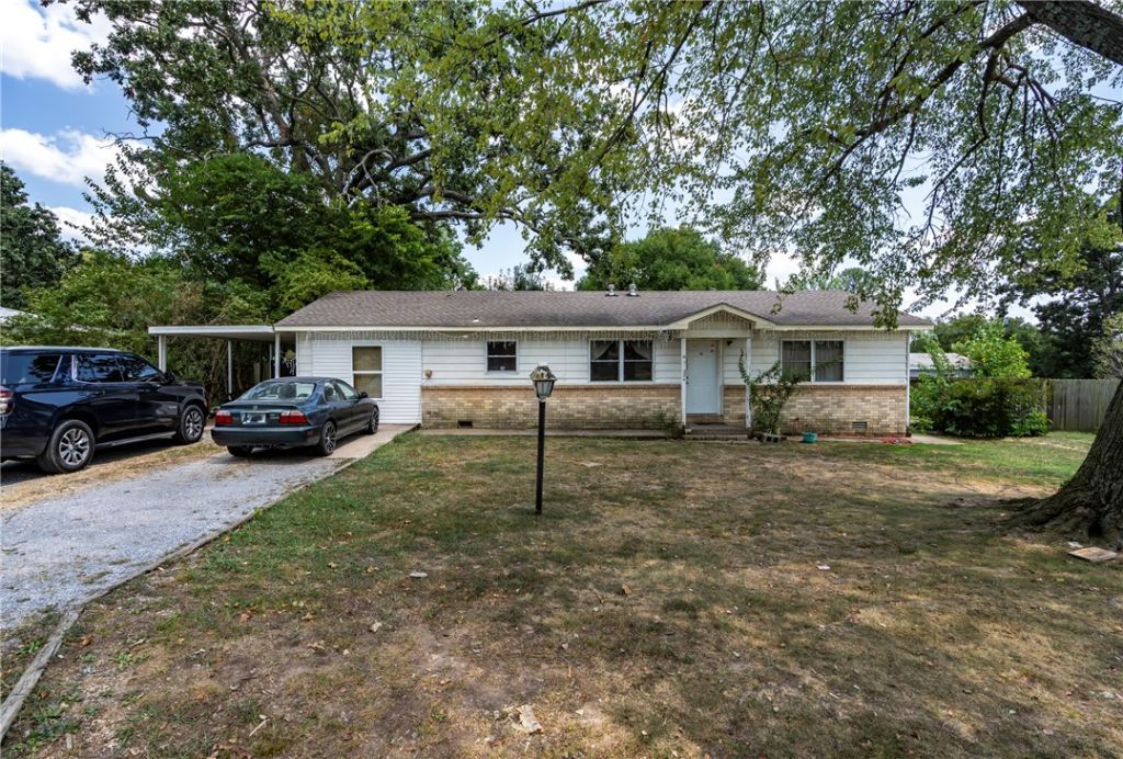 324 S Eastern Avenue  Gentry, AR 72734