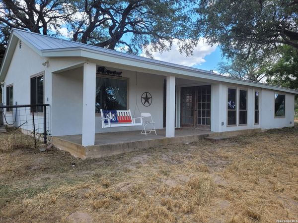 198 PRIVATE ROAD 7730, Devine, TX 78016