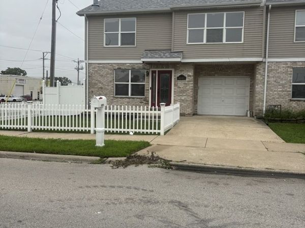 8001 Thomas Street, Unit 8001, Justice, IL 60458