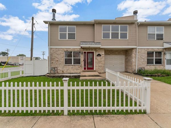 8001 Thomas Street, Unit 8001, Justice, IL 60458