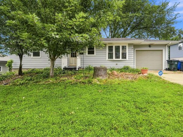 3808 Elmwood Drive NE, Cedar Rapids, IA 52402