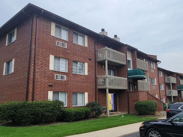 940 N Lakeside Drive , Unit 2A, Vernon Hills, IL 60061