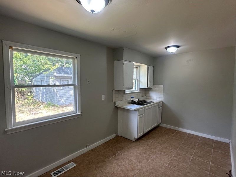 12510 Summerland Avenue, Cleveland, OH 44111 Photo 8