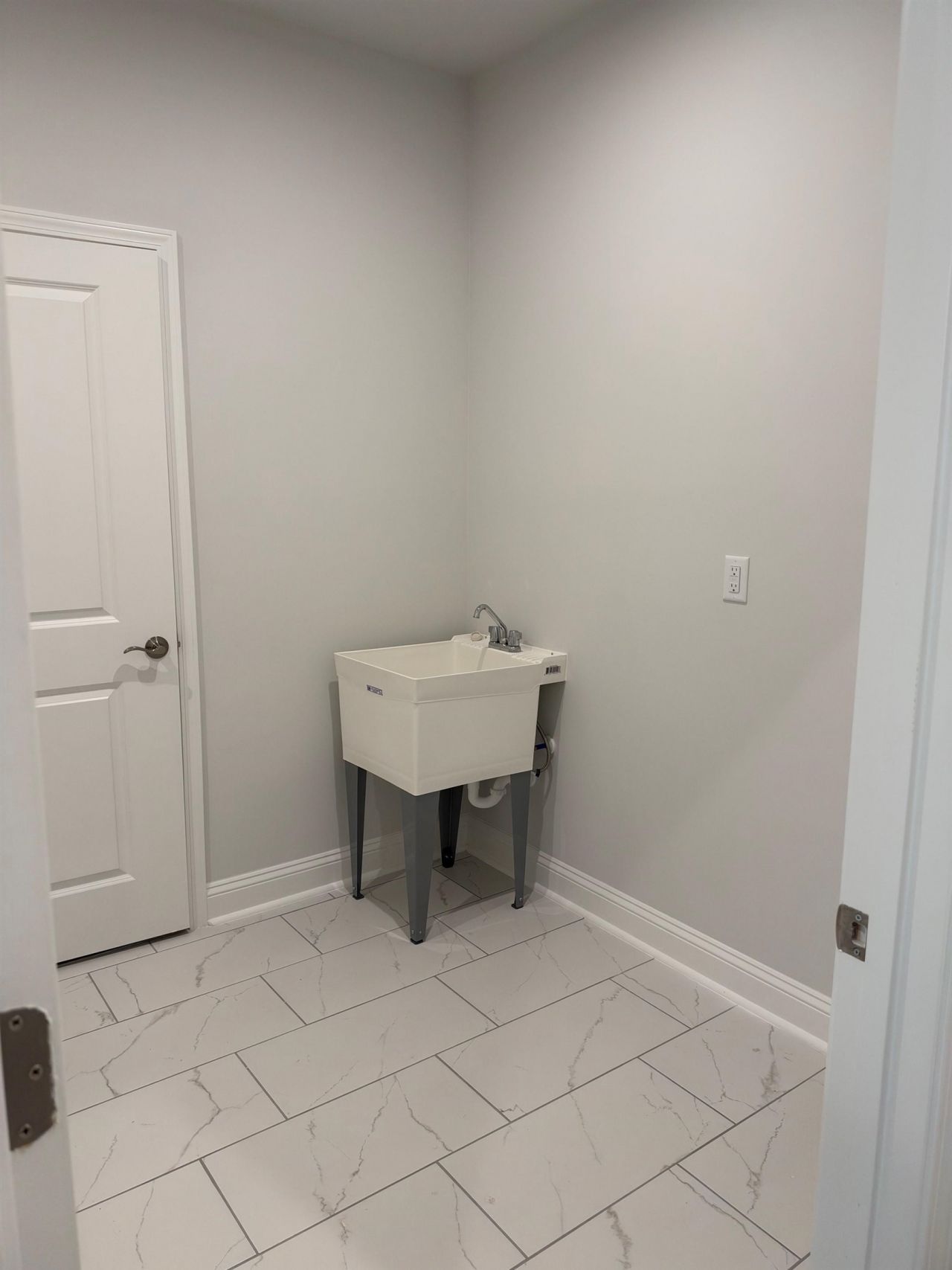 688 Palm Bay Dr. Photo 21