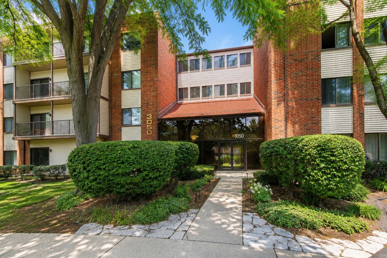 3050 Pheasant Creek Drive, Unit 406, Northbrook, IL 60062 Main Photo