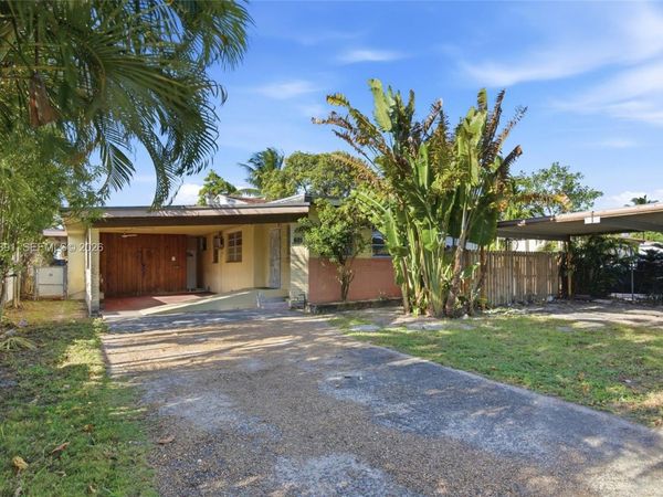 621 SE 4th St , Hialeah, FL 33010