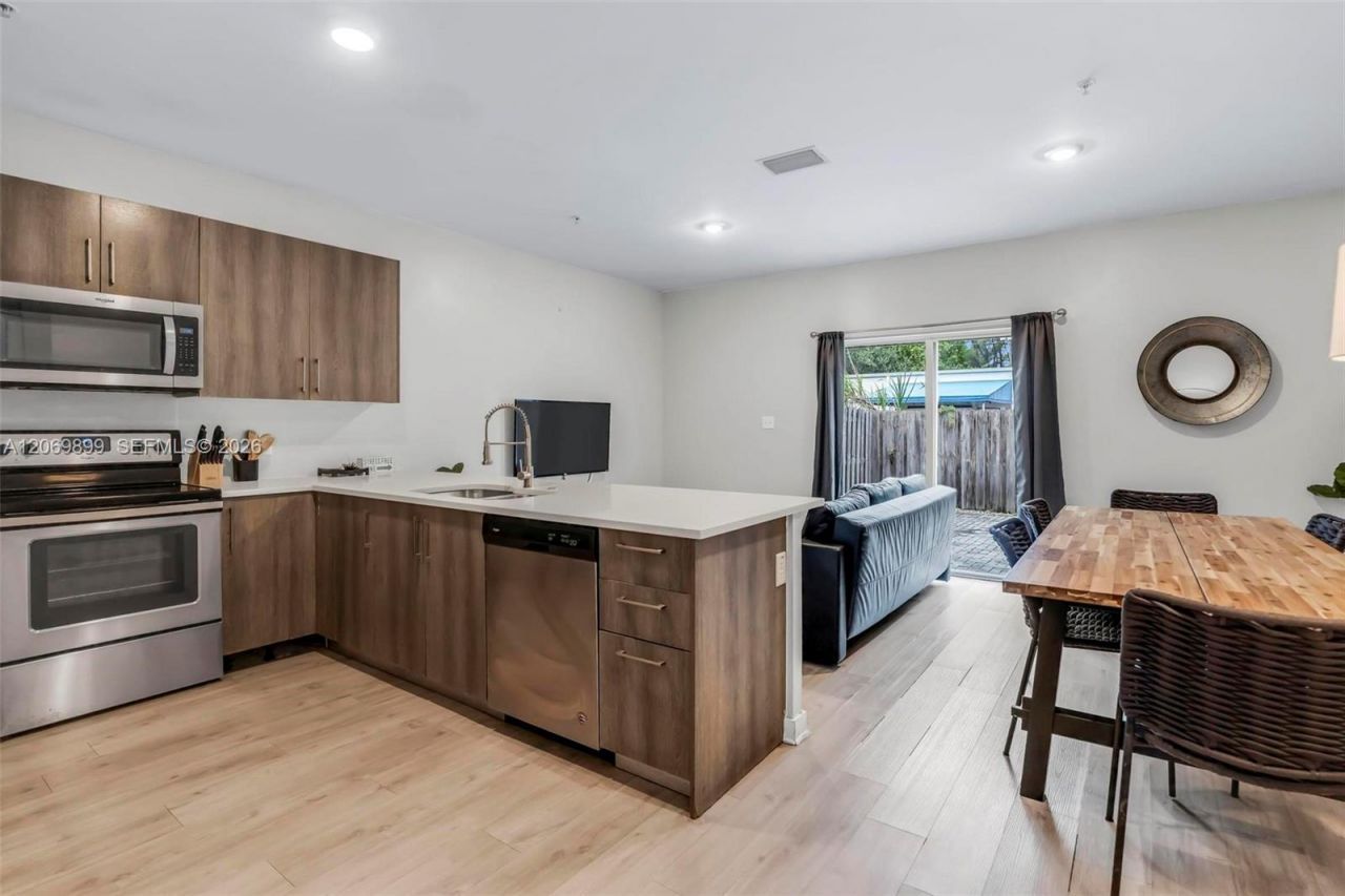 171 NW 158th St , Unit 8, Miami, FL 33169 Photo