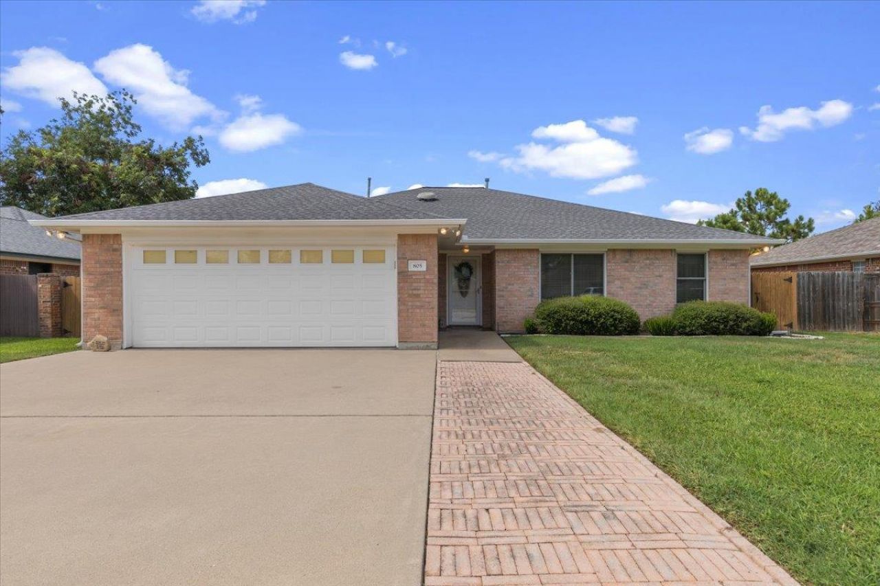 805 Craddock Ct, Smithville, TX 78957 Main Photo