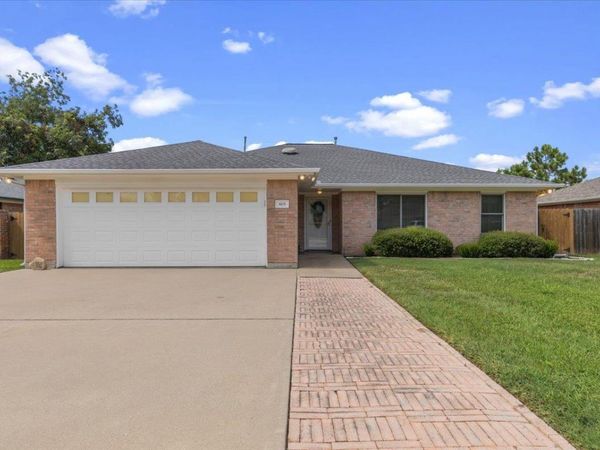 805 Craddock CT, Smithville, TX 78957