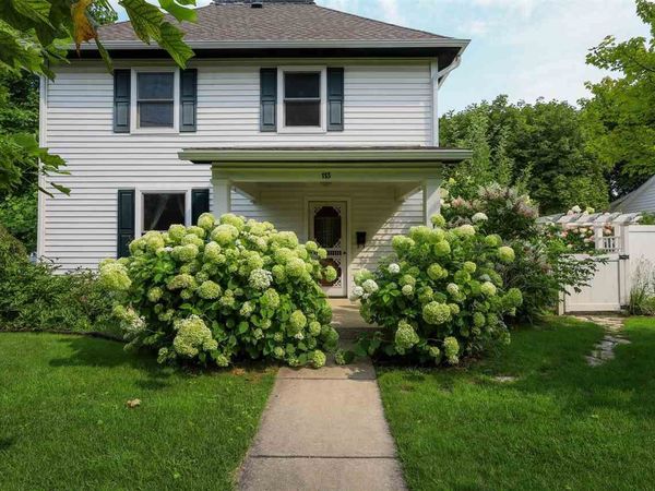 113 W Lincoln Street, Charlevoix, MI 49720