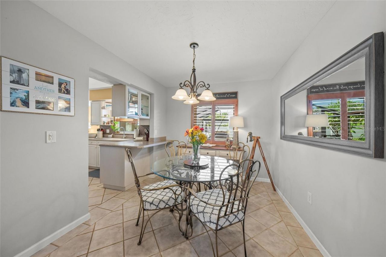 911 Southern Pine Lane, Sarasota, FL 34243 Photo