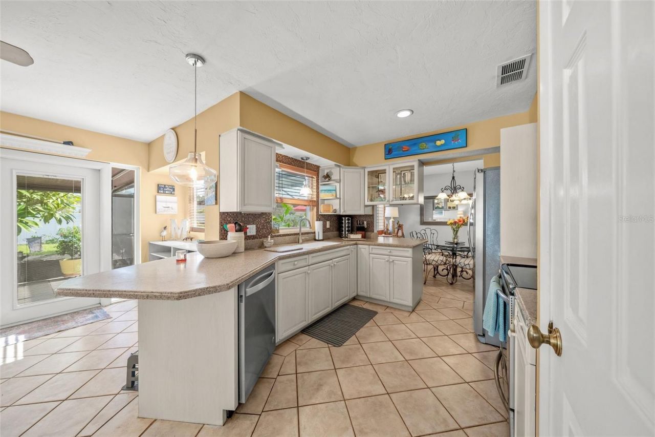 911 Southern Pine Lane, Sarasota, FL 34243 Photo