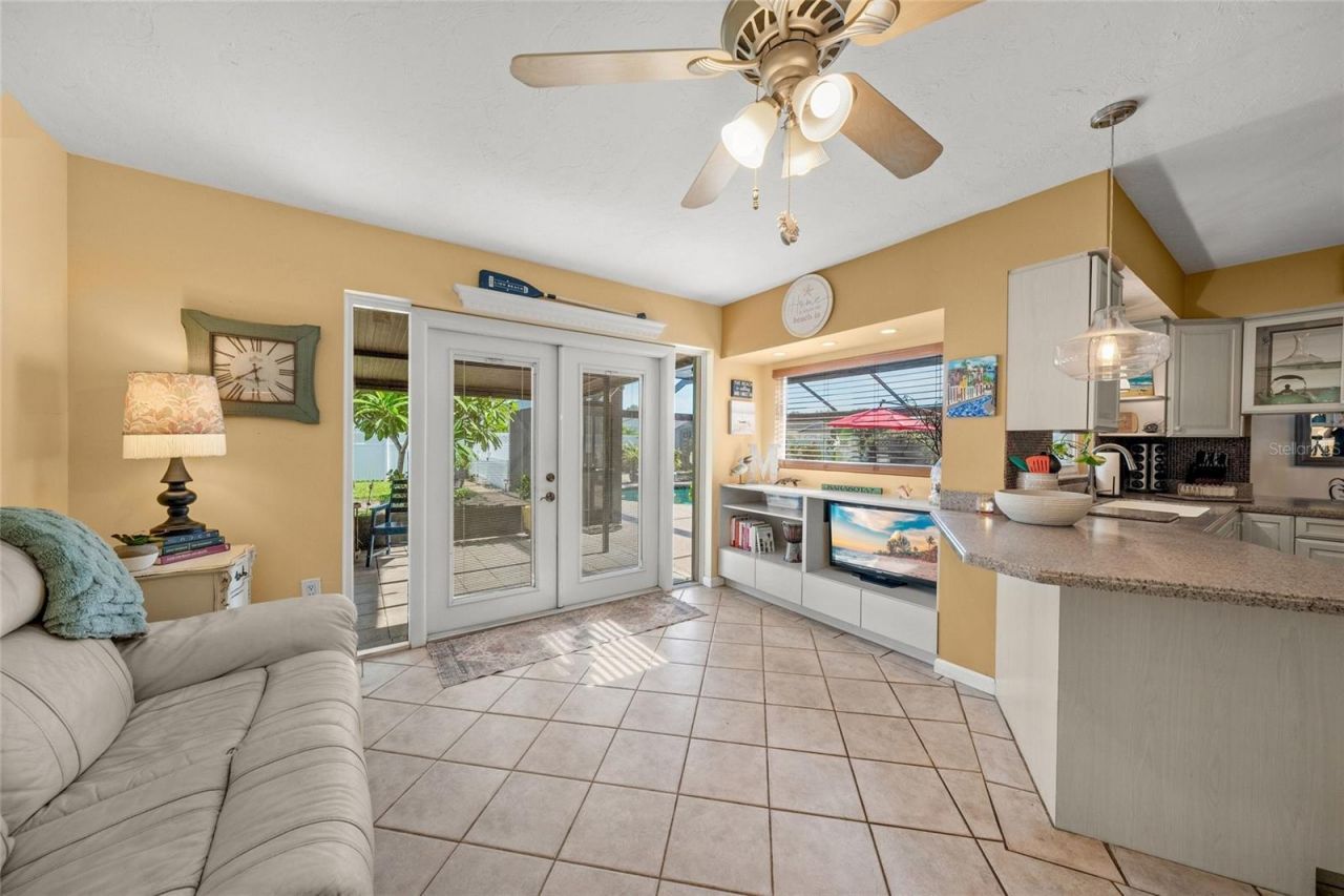 911 Southern Pine Lane, Sarasota, FL 34243 Photo