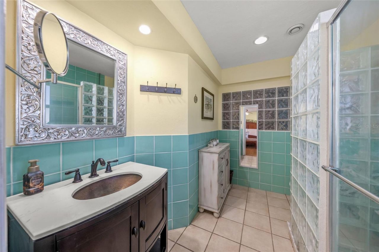 911 Southern Pine Lane, Sarasota, FL 34243 Photo
