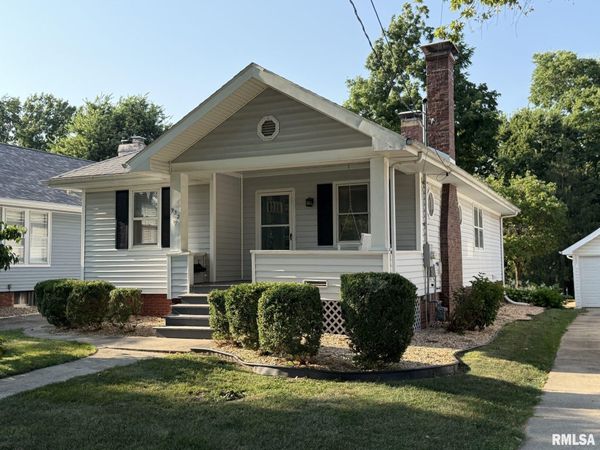 932 W DOUGLAS Avenue, Jacksonville, IL 62650