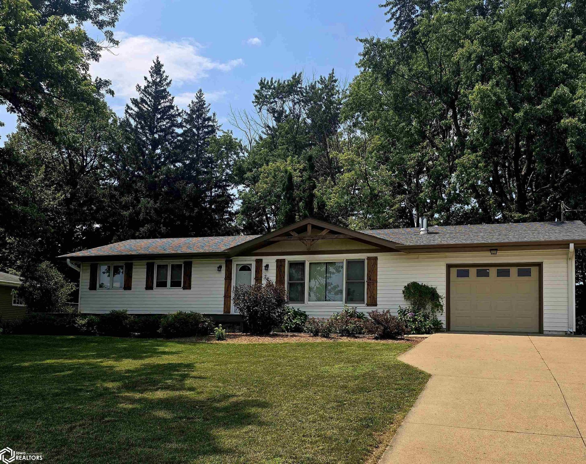 2201 Edmundson Drive, Oskaloosa, IA 52577 Main Photo