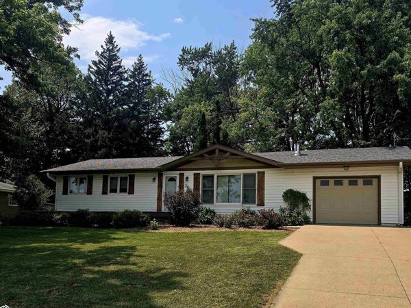 2201 Edmundson Drive, Oskaloosa, IA 52577