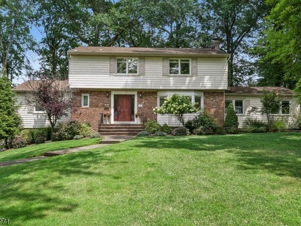 9 Burlington Rd, Livingston, NJ 07039
