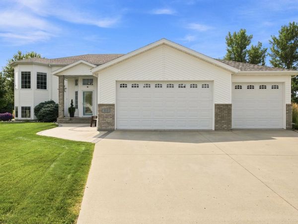 515 Cottonwood Drive, Casselton, ND 58012