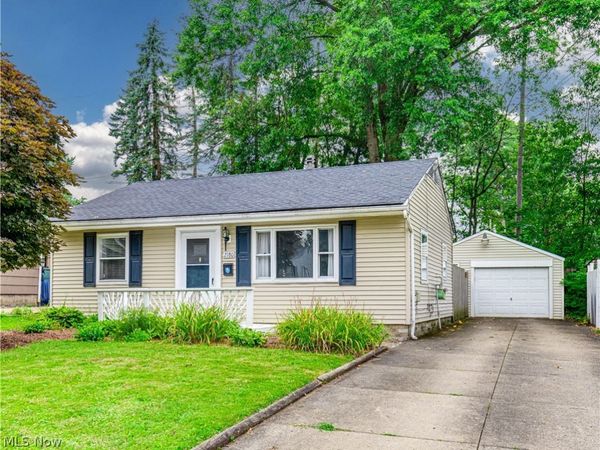 2180 Schubert Street , Cuyahoga Falls, OH 44221