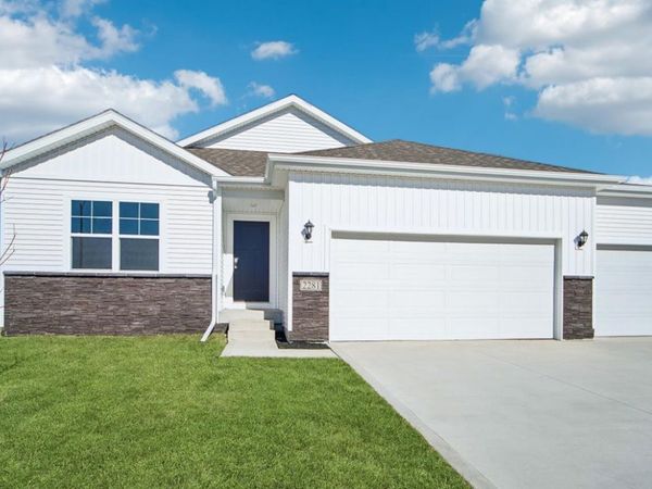 2885 Prairielight Drive, Hiawatha, IA 52233