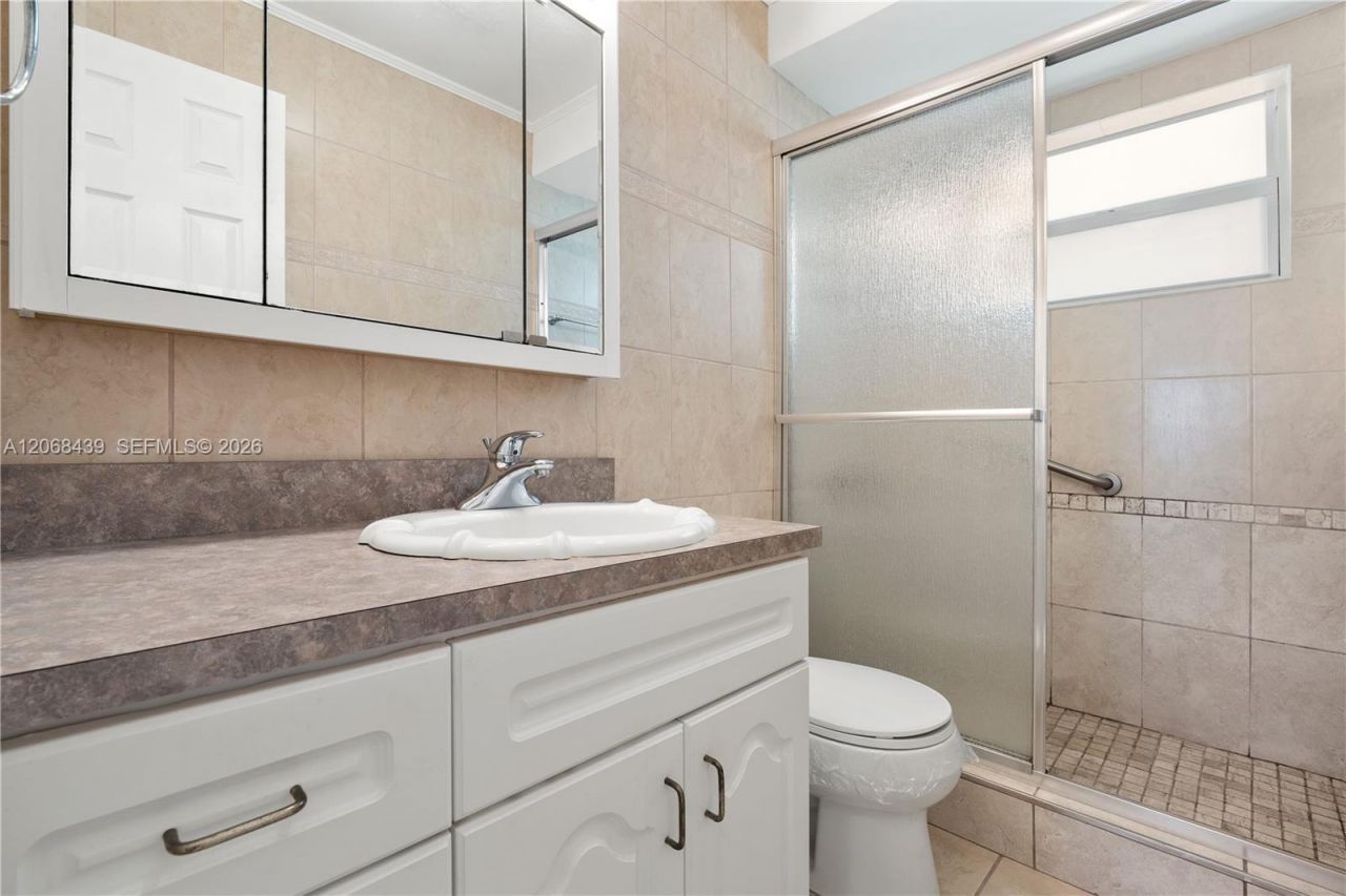 2600 Diana Dr, Unit 208, Hallandale Beach, FL 33009 Photo