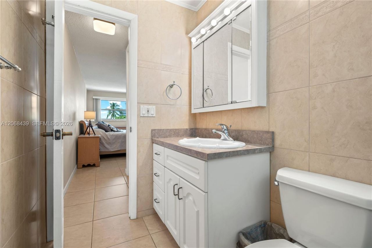 2600 Diana Dr, Unit 208, Hallandale Beach, FL 33009 Photo