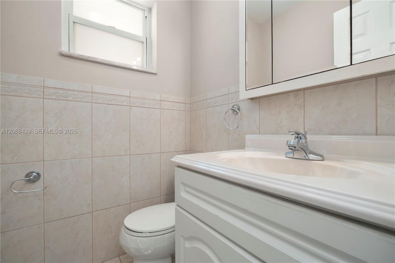 2600 Diana Dr, Unit 208, Hallandale Beach, FL 33009 Photo