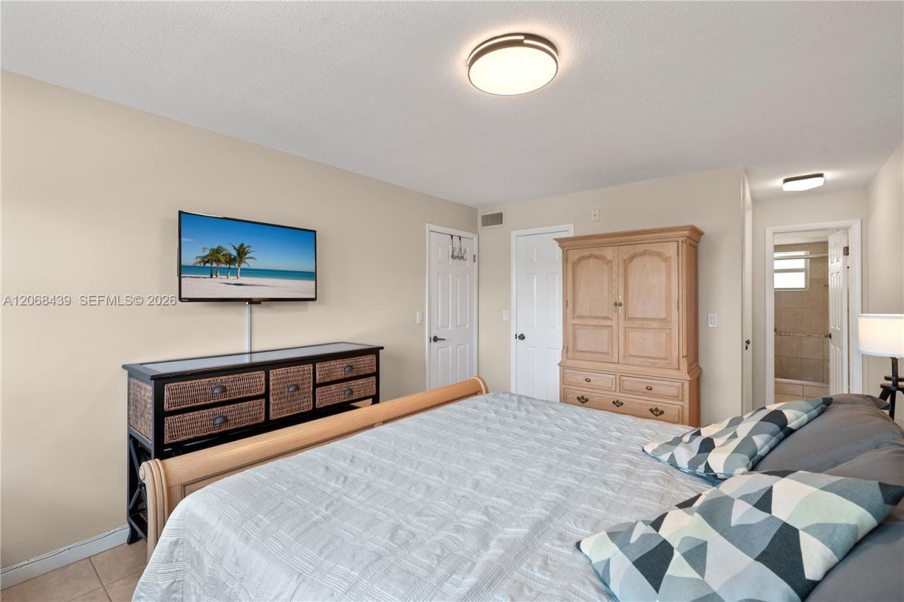 2600 Diana Dr, Unit 208, Hallandale Beach, FL 33009 Photo