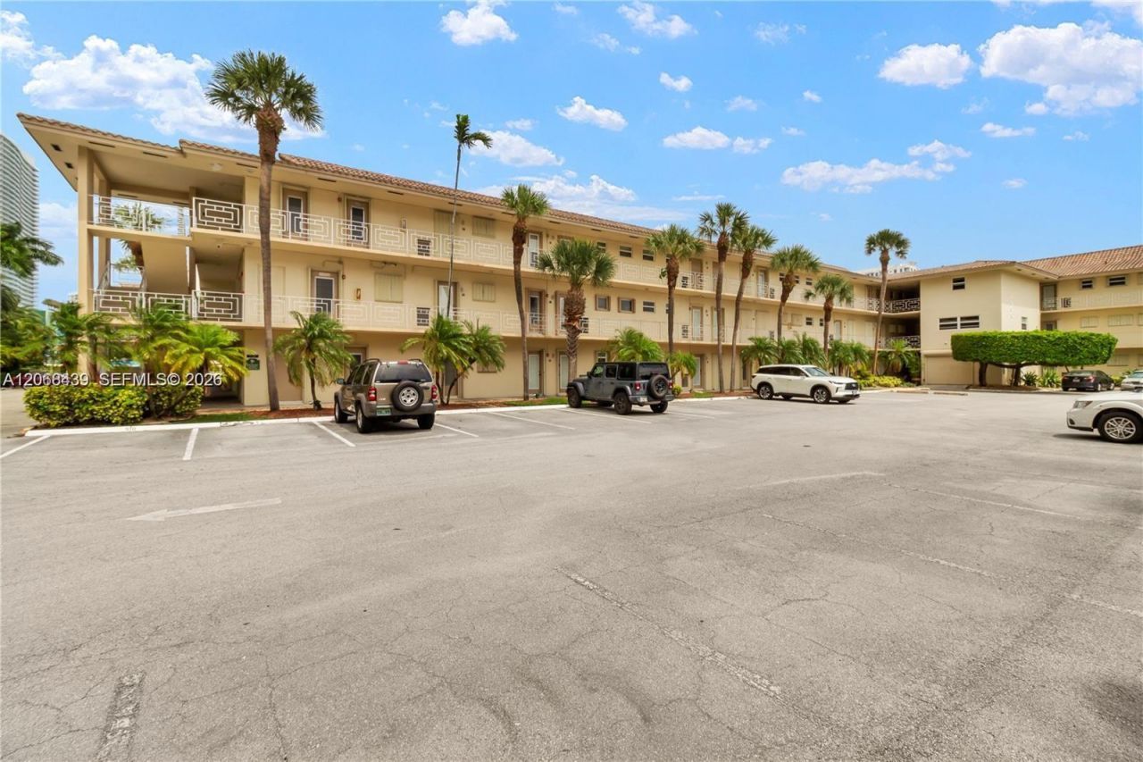 2600 Diana Dr, Unit 208, Hallandale Beach, FL 33009 Photo