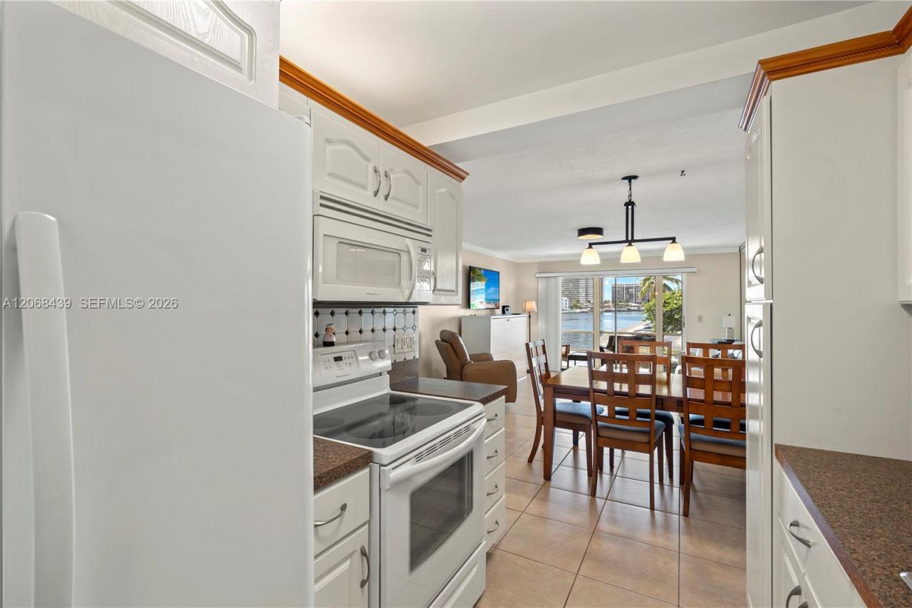 2600 Diana Dr, Unit 208, Hallandale Beach, FL 33009 Photo