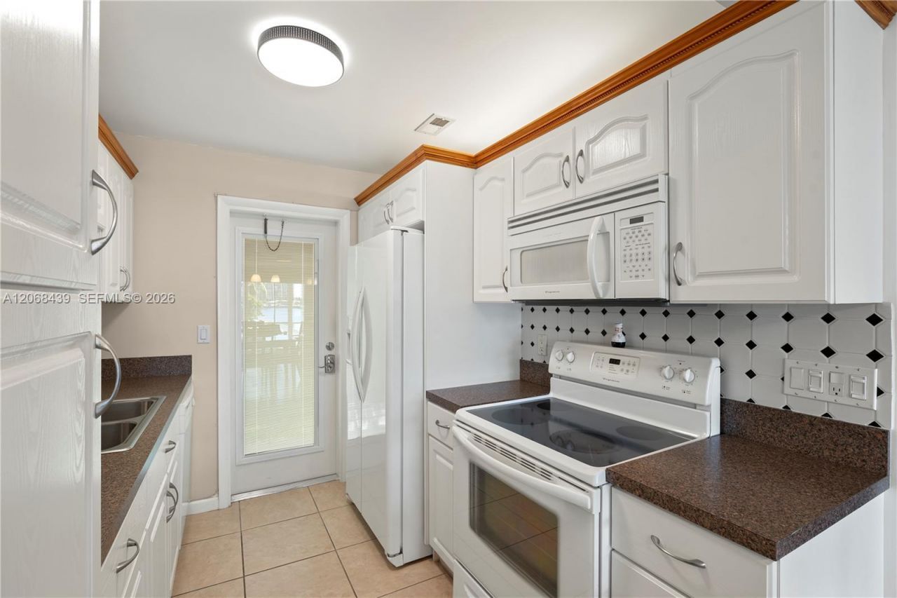 2600 Diana Dr, Unit 208, Hallandale Beach, FL 33009 Photo