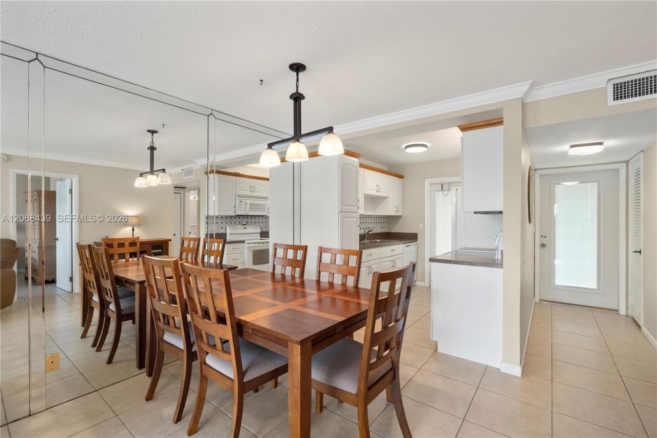 2600 Diana Dr, Unit 208, Hallandale Beach, FL 33009 Photo