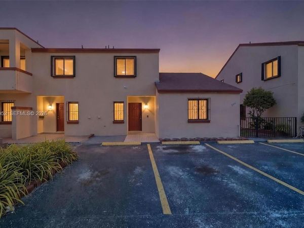 2421 W 52nd Pl , Unit 2-1, Hialeah, FL 33016