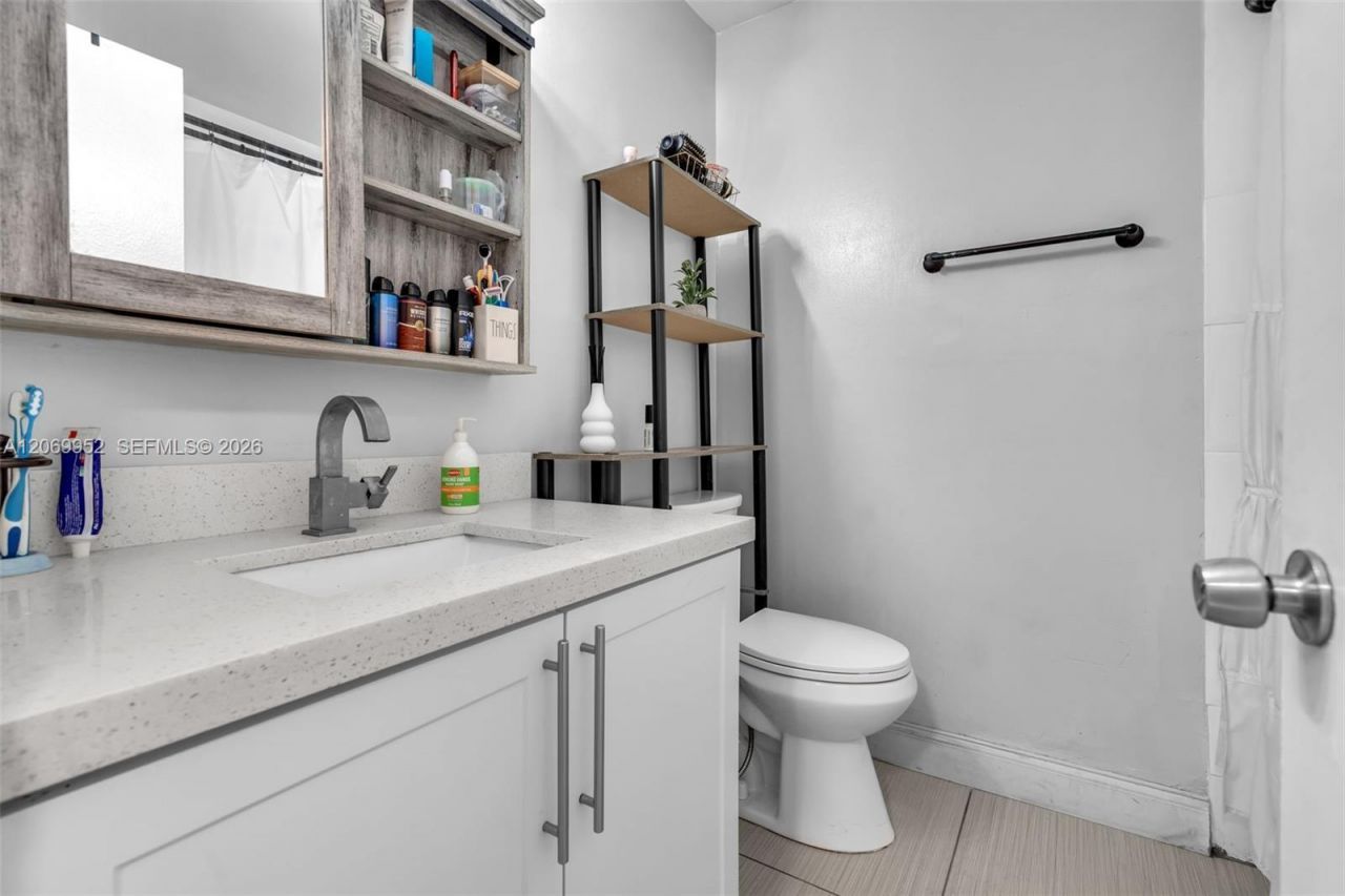 2421 W 52nd Pl, Unit 2-1, Hialeah, FL 33016 Photo