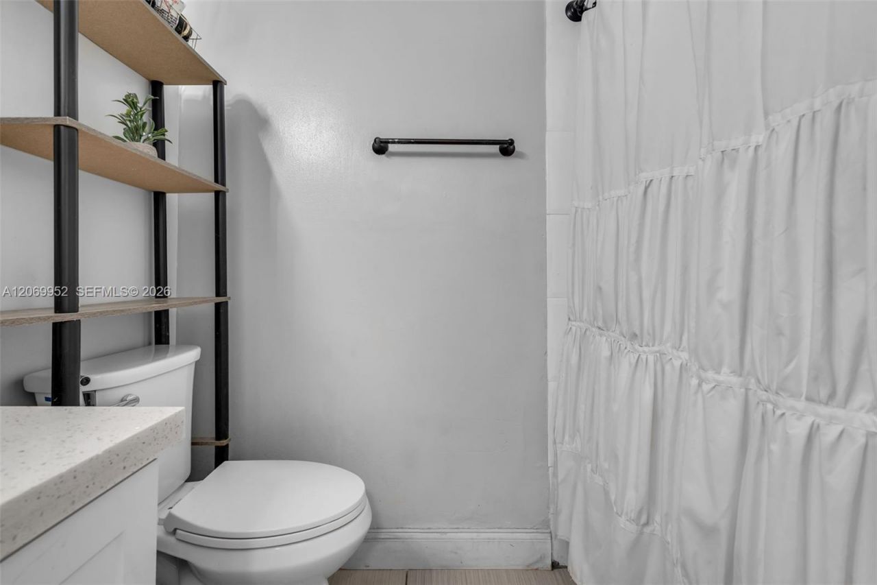 2421 W 52nd Pl, Unit 2-1, Hialeah, FL 33016 Photo