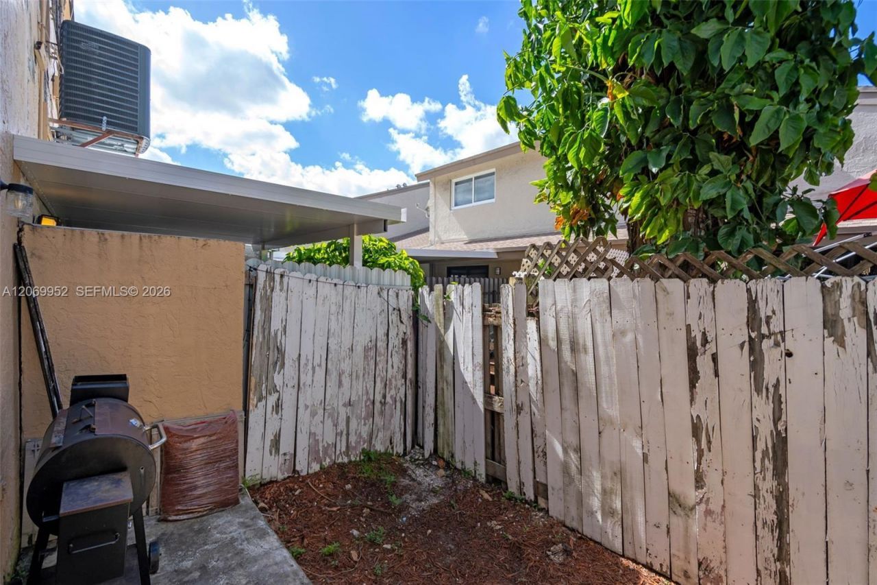 2421 W 52nd Pl, Unit 2-1, Hialeah, FL 33016 Photo