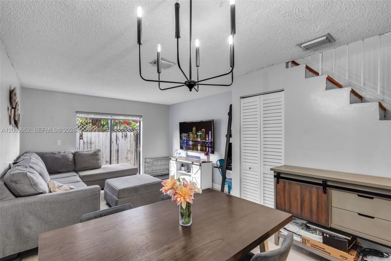 2421 W 52nd Pl, Unit 2-1, Hialeah, FL 33016 Photo
