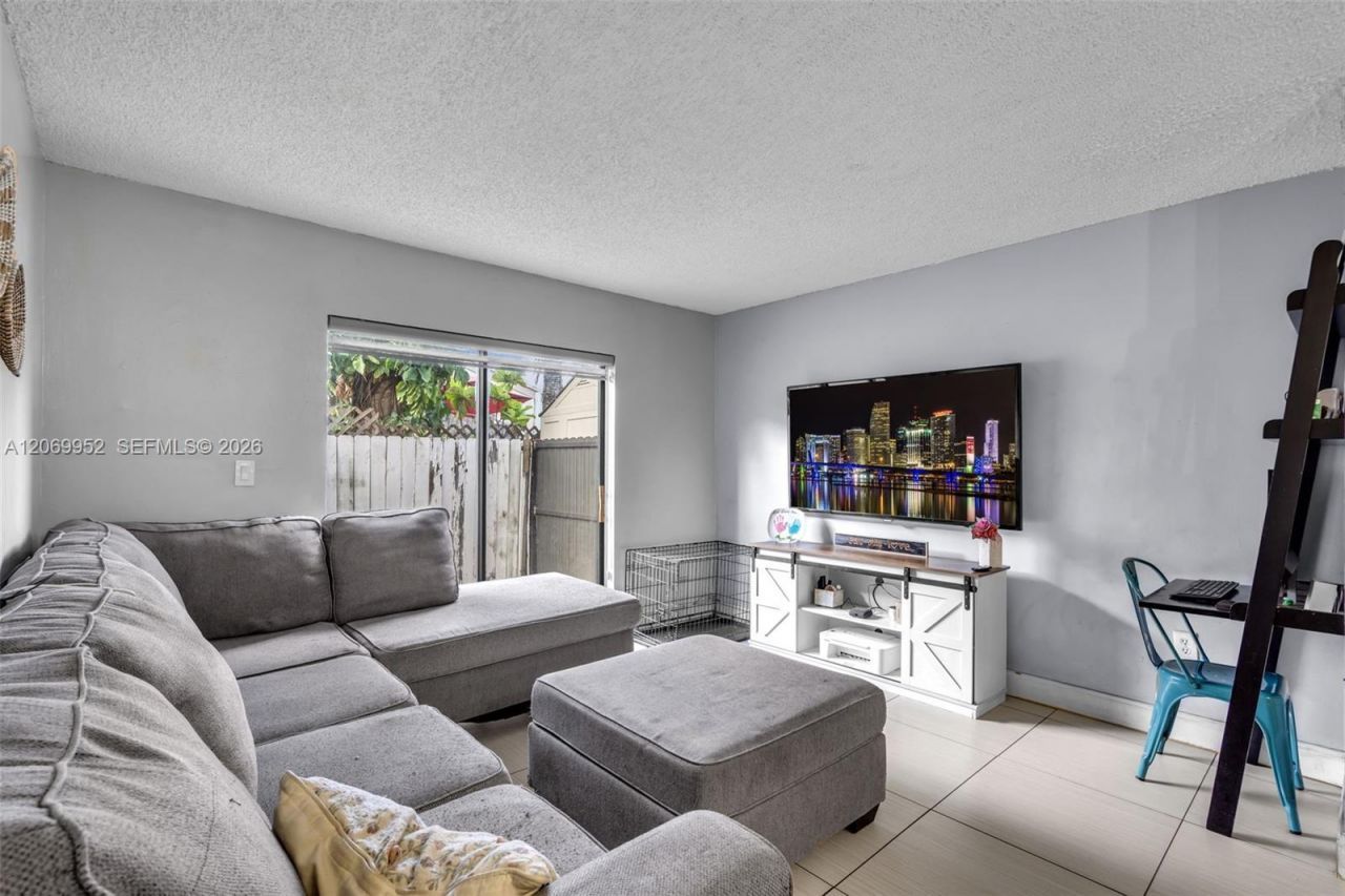 2421 W 52nd Pl, Unit 2-1, Hialeah, FL 33016 Photo