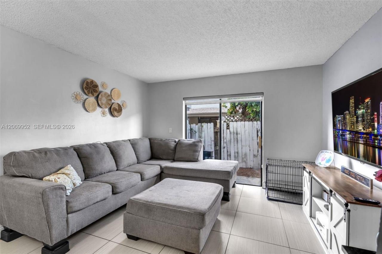 2421 W 52nd Pl, Unit 2-1, Hialeah, FL 33016 Photo